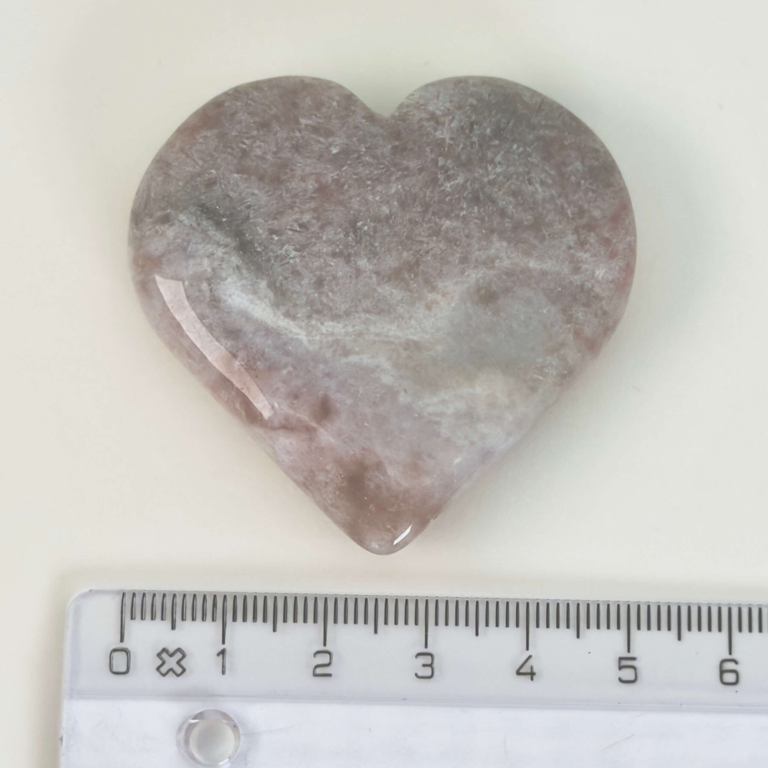 Agat Blomst Hjerte Krystal Sten med lineal på hvid baggrund