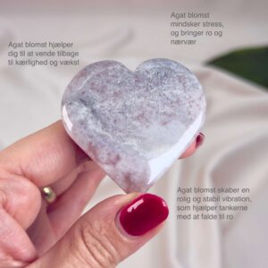 Agat Blomst Hjerte Krystal Sten i hånd på hvid baggrund med tags