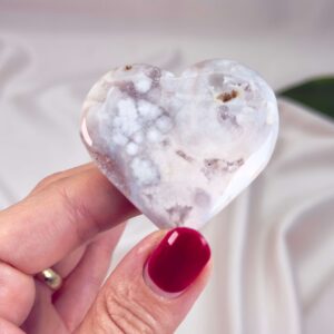 Agat Blomst Hjerte Krystal Sten i hånd på hvid baggrund