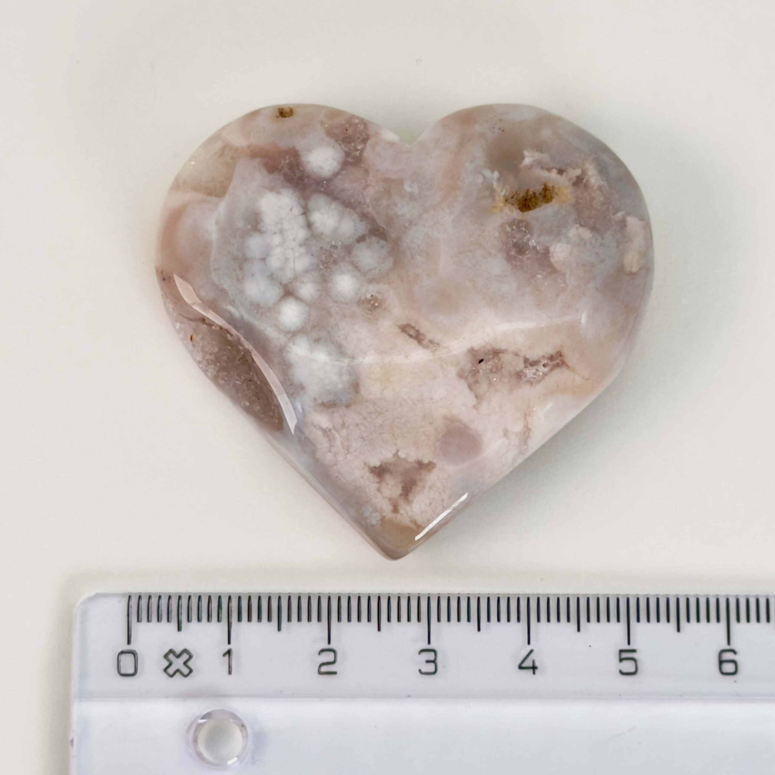 Agat Blomst Hjerte Krystal Sten med lineal på hvid baggrund