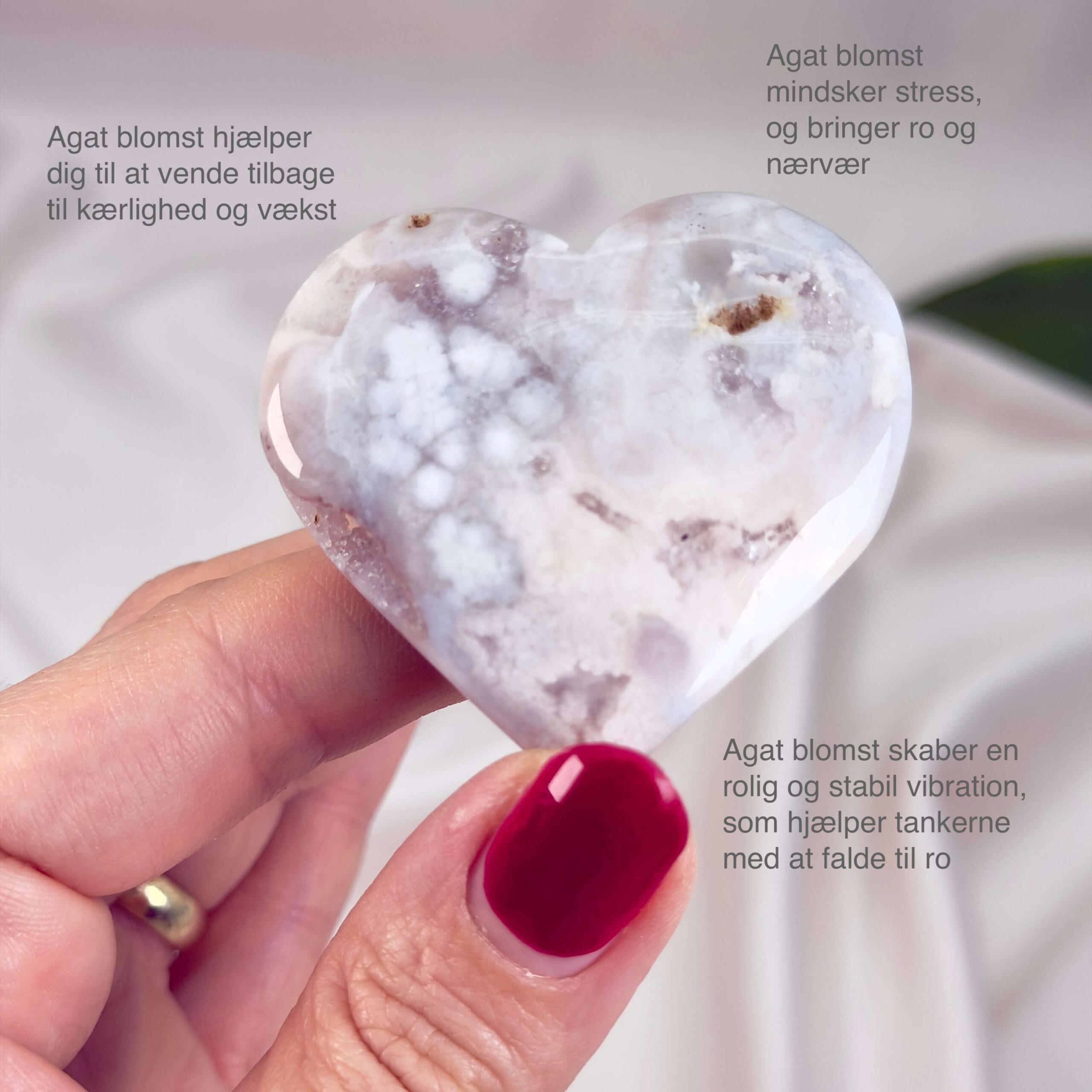 Agat Blomst Hjerte Krystal Sten i hånd på hvid baggrund med tags