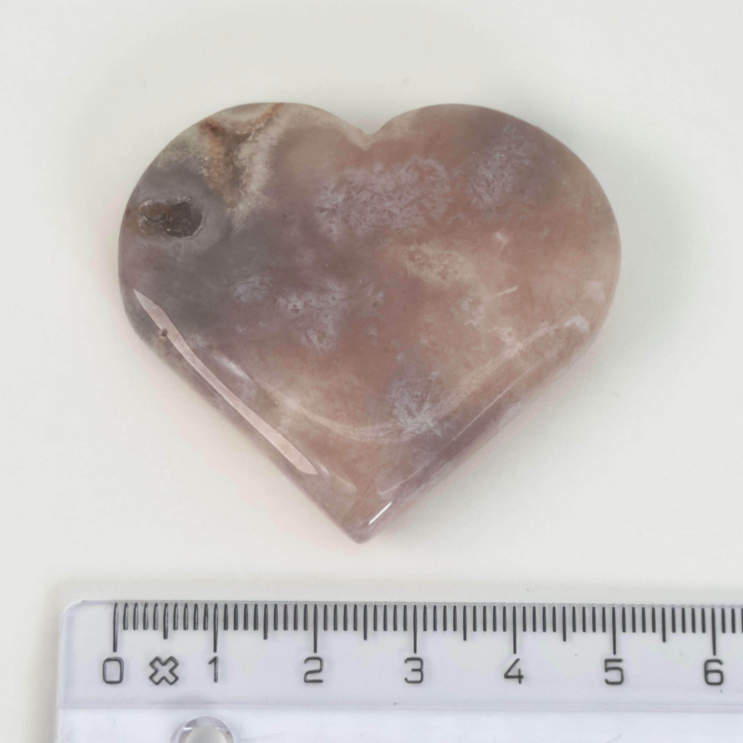 Agat Blomst Hjerte Krystal Sten med lineal på hvid baggrund