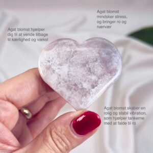 Agat Blomst Hjerte Krystal Sten i hånd på hvid baggrund med tags
