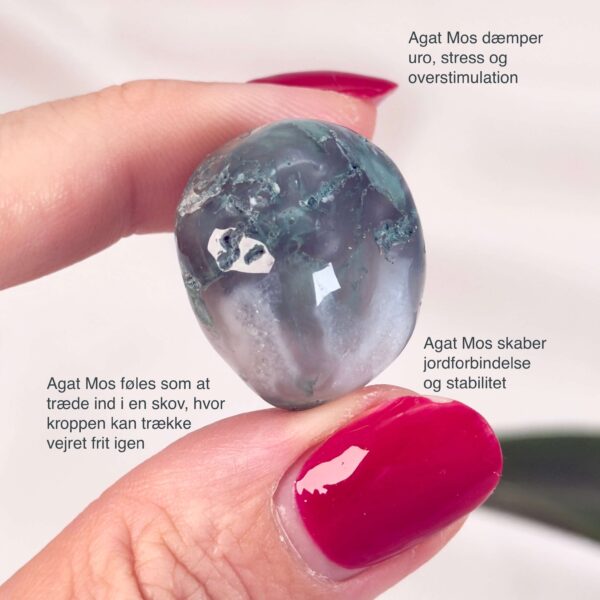 Agat Mos Lommesten Krystal Sten i hånd på hvid baggrund med tags