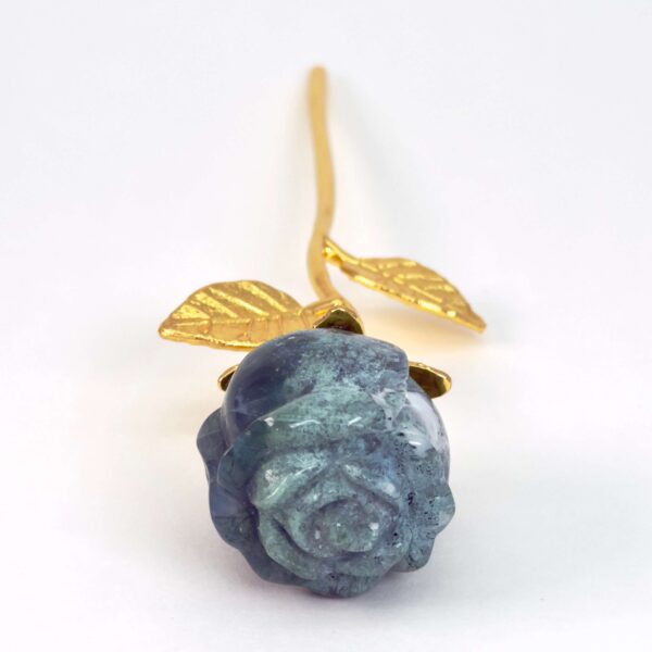 Agat Mos Rose krystal sten på hvid baggrund