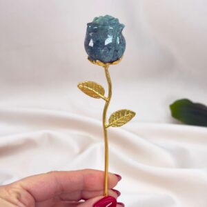 Agat Mos Rose krystal sten i hånd på hvid baggrund