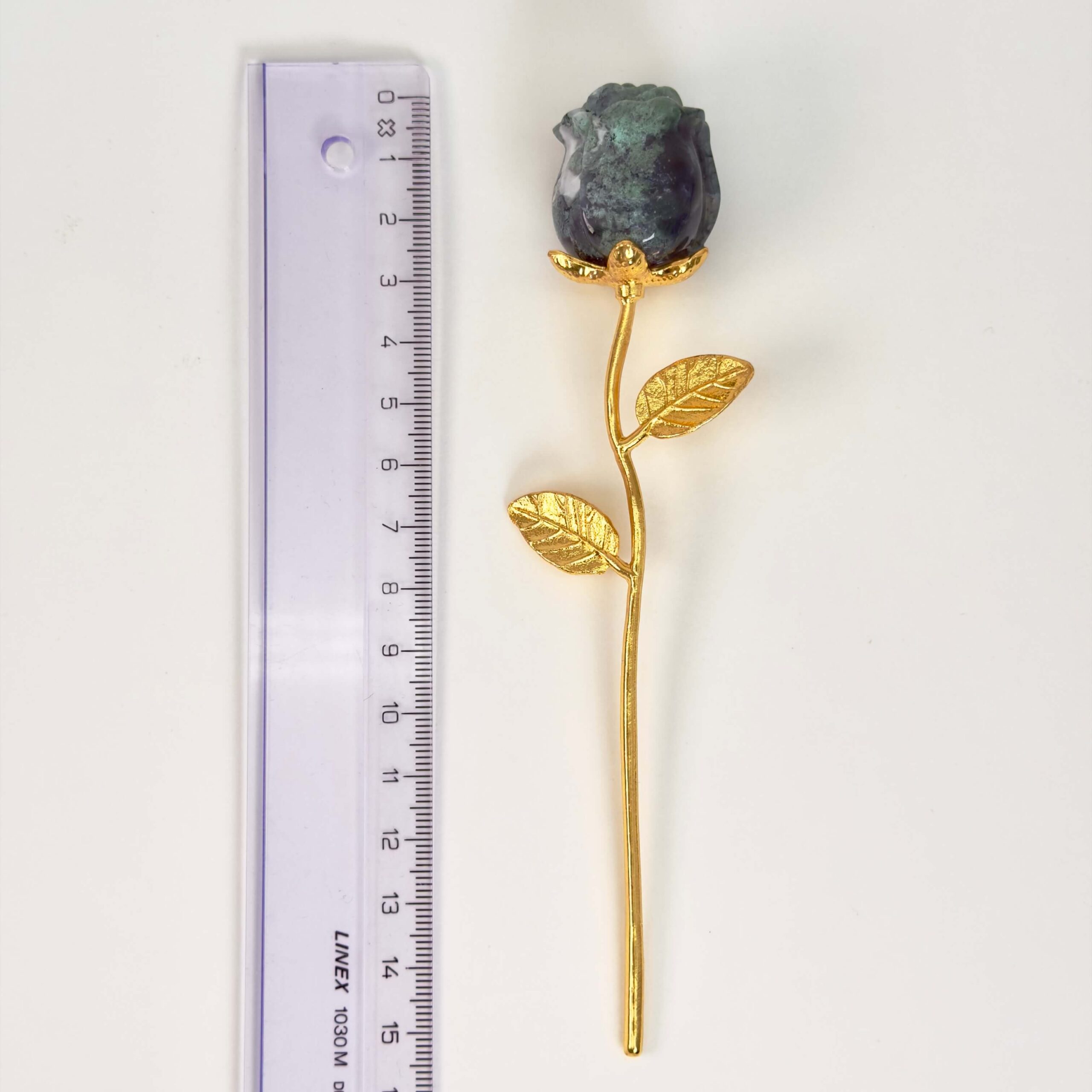 Agat Mos Rose krystal sten med lineal på hvid baggrund