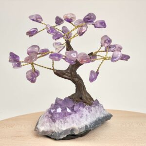 Ametyst Træ Krystal Sten på hvid baggrund