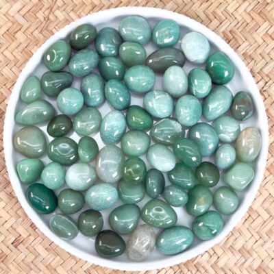 Grøn Aventurin lommesten i bløde grønne nuancer kendt som en krystal der forbindes med held, optimisme og indre balance.