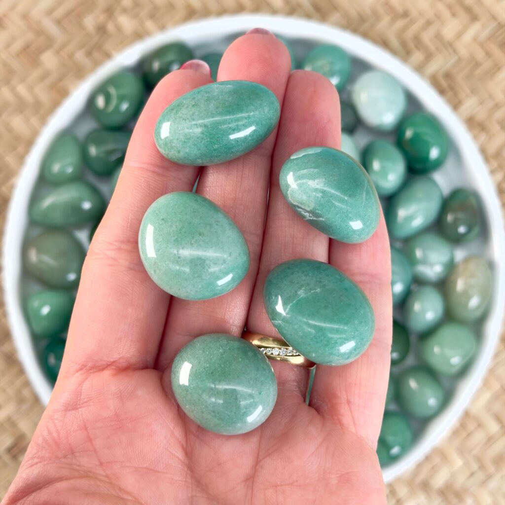 Krystaller og deres betydning 4 Aventurin lommesten i bløde grønne nuancer kendt som en krystal der forbindes med held, optimisme og indre balance.