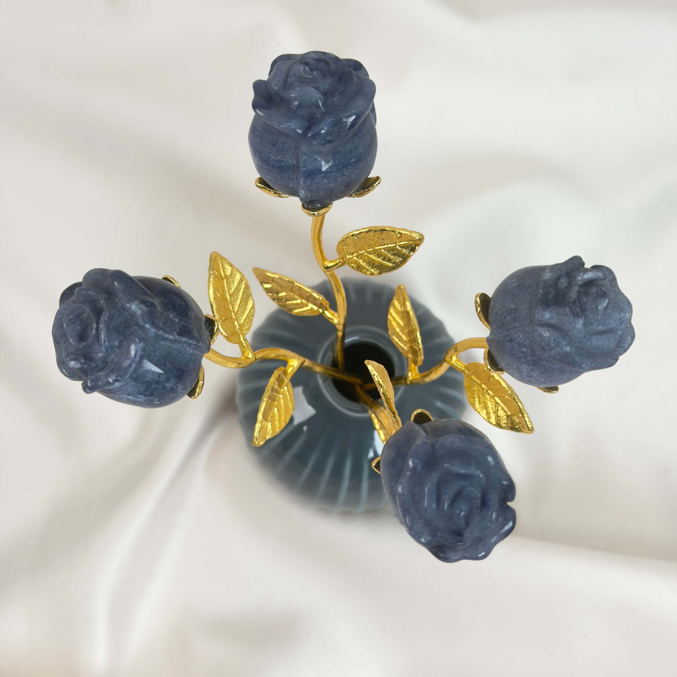 Blå aventurin rose skaber ro i sindet, styrker overblik og mental klarhed samt støtter dig i at træffe beslutninger med balance, indsigt og indre stabilitet.