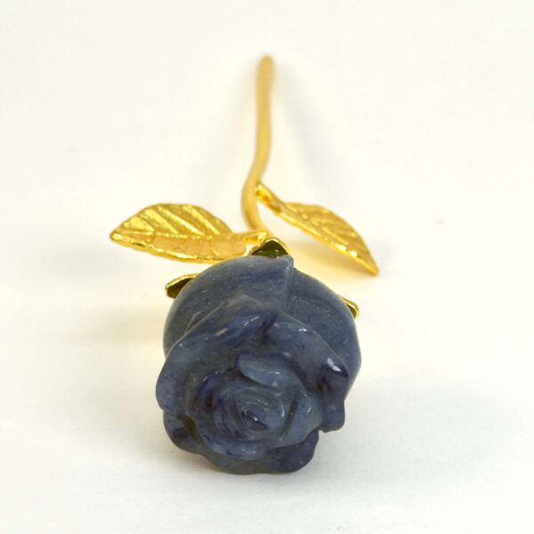 Blå aventurin rose skaber ro i sindet, styrker overblik og mental klarhed samt støtter dig i at træffe beslutninger med balance, indsigt og indre stabilitet.