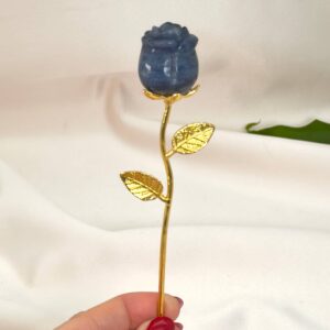 Blå aventurin rose skaber ro i sindet, styrker overblik og mental klarhed samt støtter dig i at træffe beslutninger med balance, indsigt og indre stabilitet.