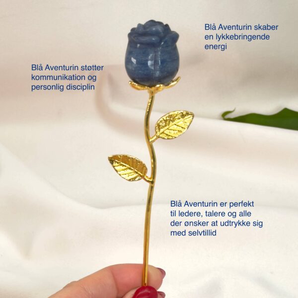 Blå aventurin rose skaber ro i sindet, styrker overblik og mental klarhed samt støtter dig i at træffe beslutninger med balance, indsigt og indre stabilitet.