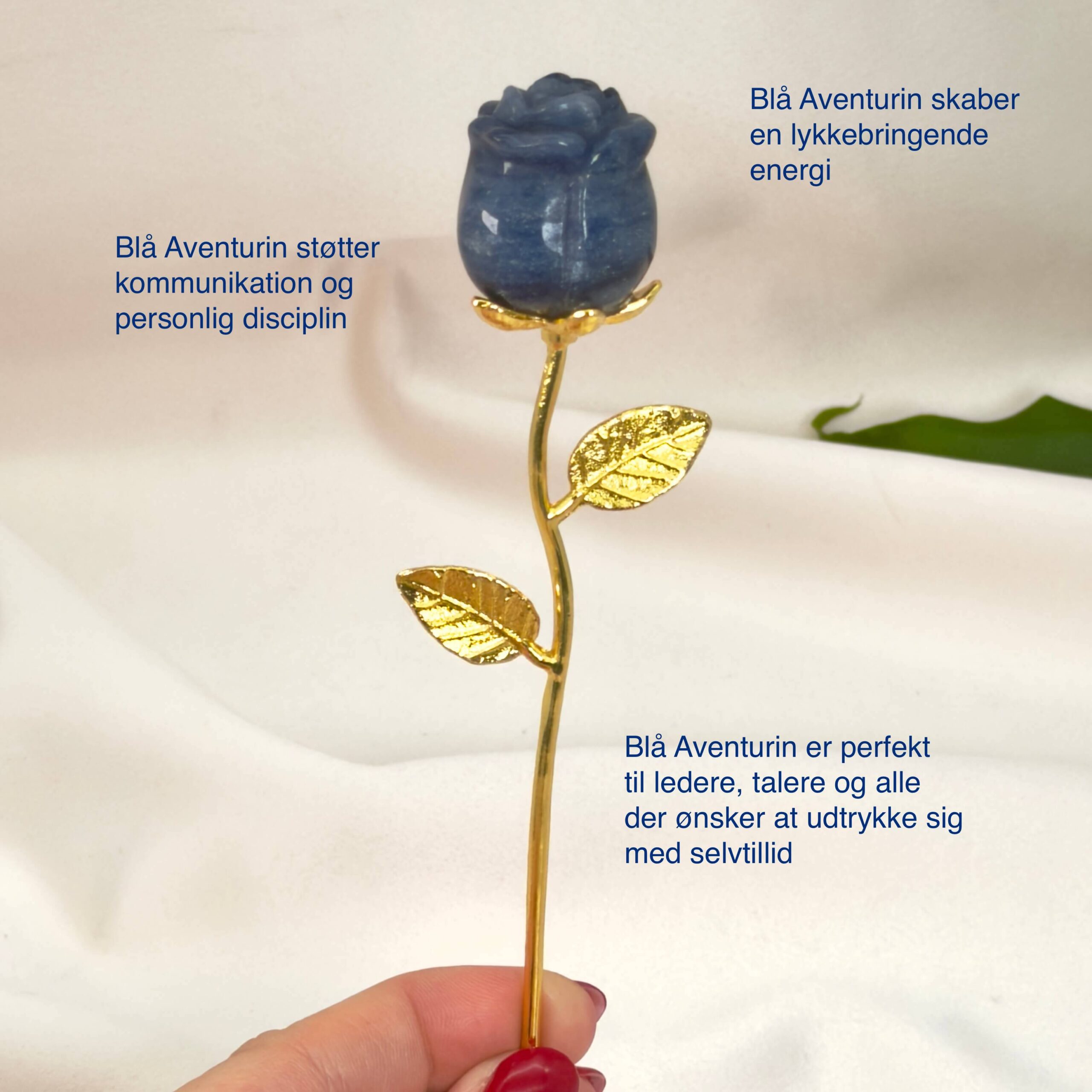 Blå aventurin rose skaber ro i sindet, styrker overblik og mental klarhed samt støtter dig i at træffe beslutninger med balance, indsigt og indre stabilitet.