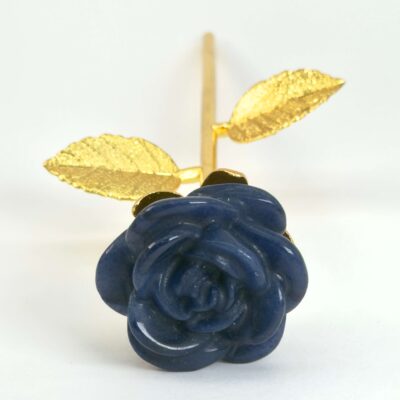 Blå aventurin rose skaber ro i sindet, styrker overblik og mental klarhed samt støtter dig i at træffe beslutninger med balance, indsigt og indre stabilitet.