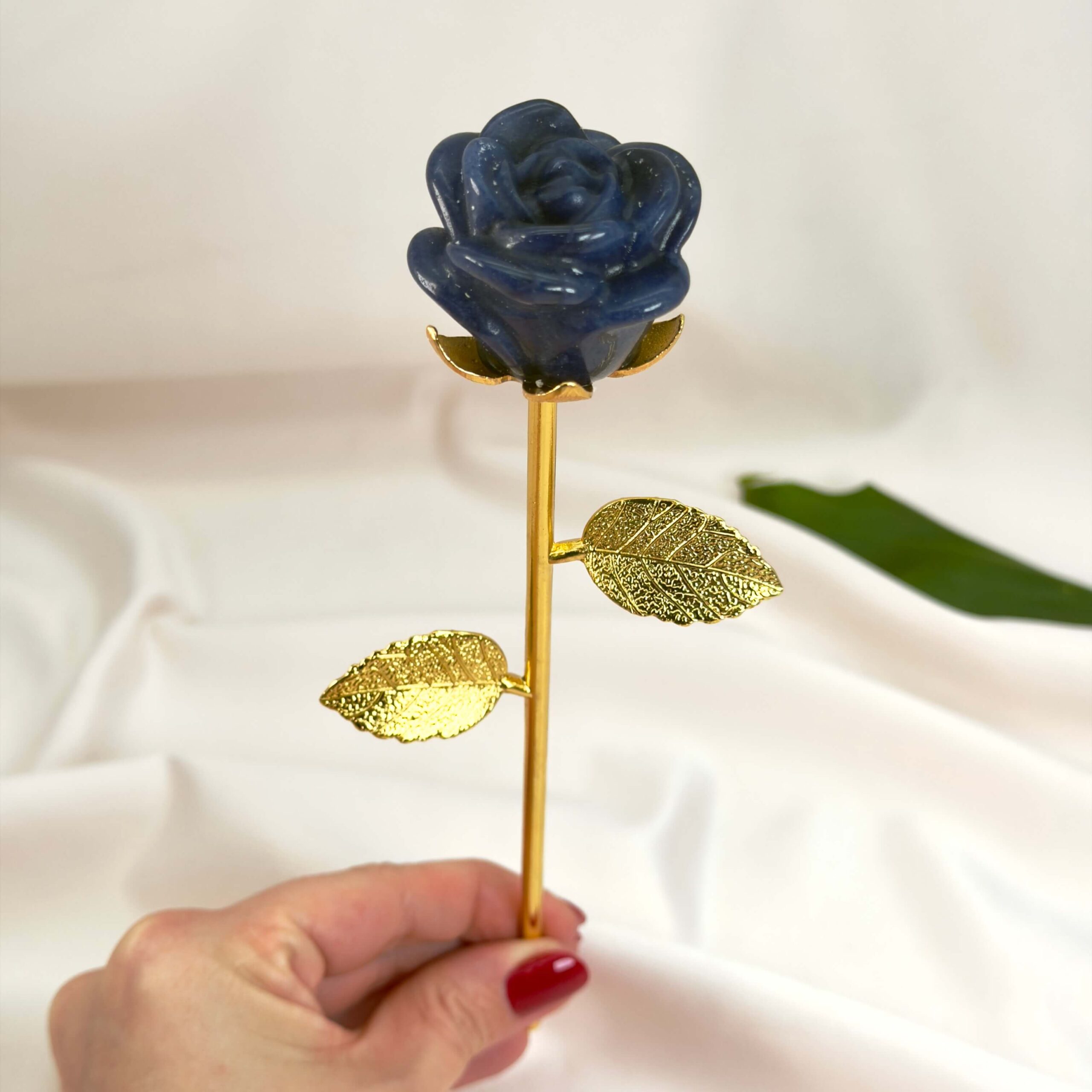 Blå aventurin rose skaber ro i sindet, styrker overblik og mental klarhed samt støtter dig i at træffe beslutninger med balance, indsigt og indre stabilitet.