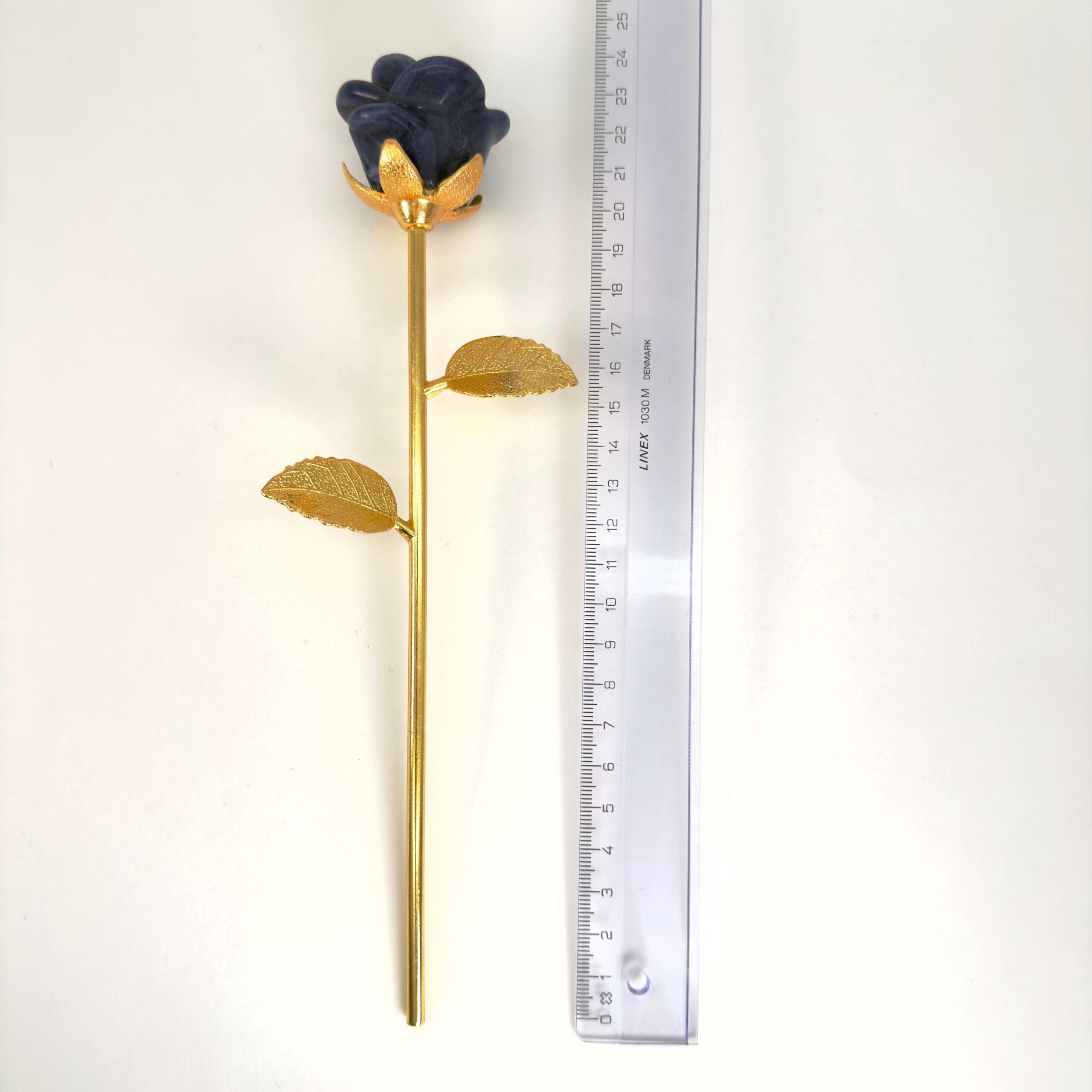 Blå aventurin rose skaber ro i sindet, styrker overblik og mental klarhed samt støtter dig i at træffe beslutninger med balance, indsigt og indre stabilitet.