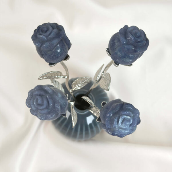 Blå aventurin rose skaber ro i sindet, styrker overblik og mental klarhed samt støtter dig i at træffe beslutninger med balance, indsigt og indre stabilitet.