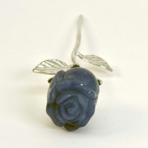 Blå aventurin rose skaber ro i sindet, styrker overblik og mental klarhed samt støtter dig i at træffe beslutninger med balance, indsigt og indre stabilitet.