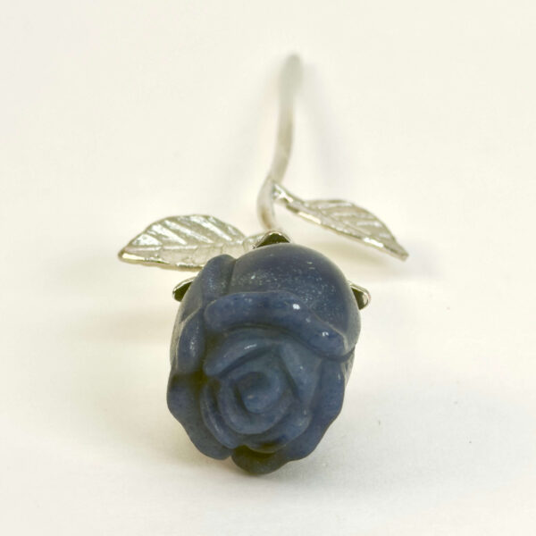 Blå aventurin rose skaber ro i sindet, styrker overblik og mental klarhed samt støtter dig i at træffe beslutninger med balance, indsigt og indre stabilitet.