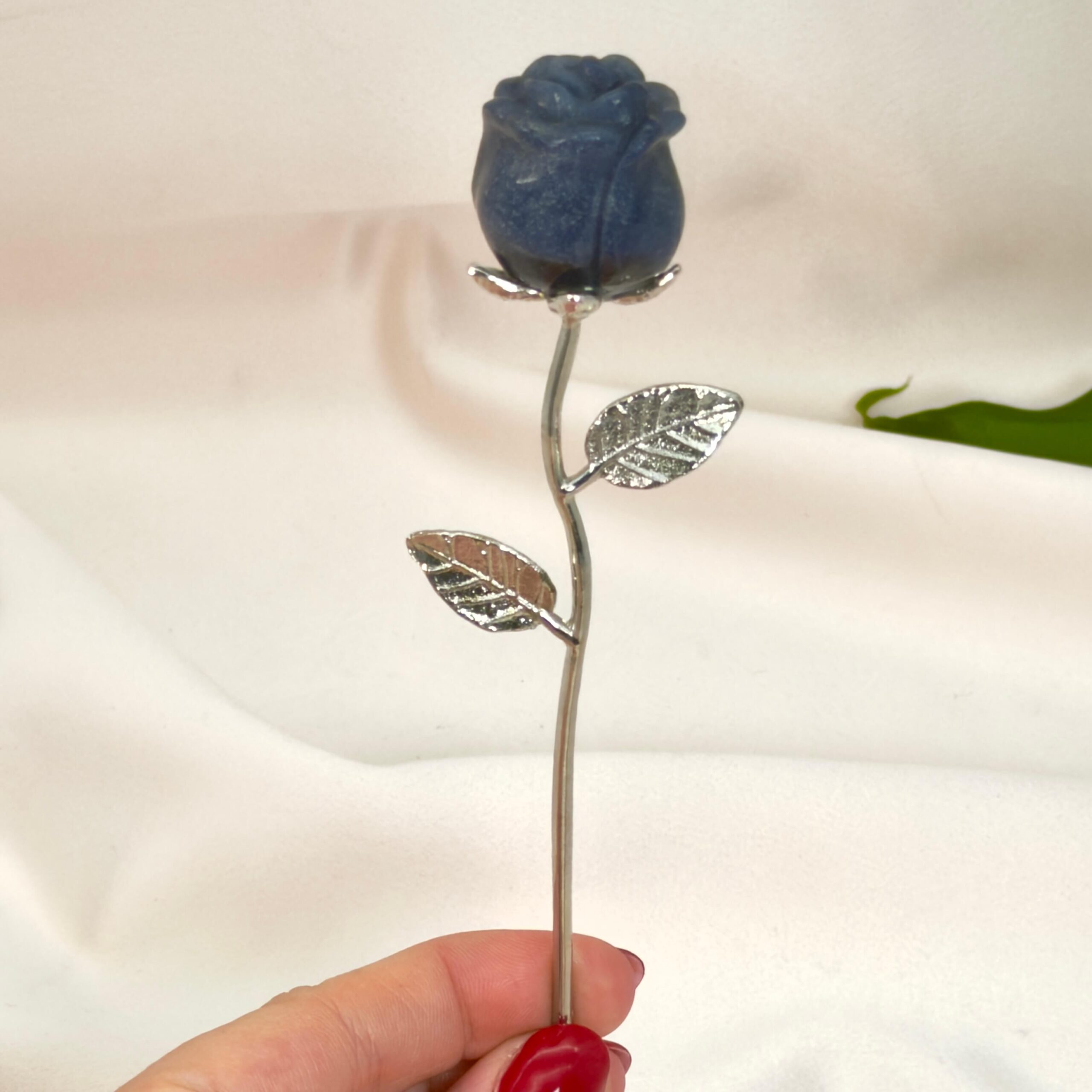 Blå aventurin rose skaber ro i sindet, styrker overblik og mental klarhed samt støtter dig i at træffe beslutninger med balance, indsigt og indre stabilitet.