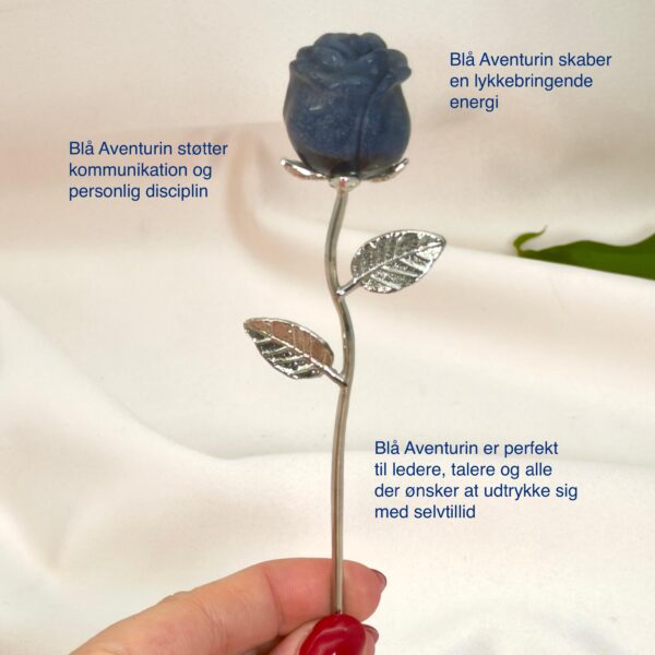 Blå aventurin rose skaber ro i sindet, styrker overblik og mental klarhed samt støtter dig i at træffe beslutninger med balance, indsigt og indre stabilitet.