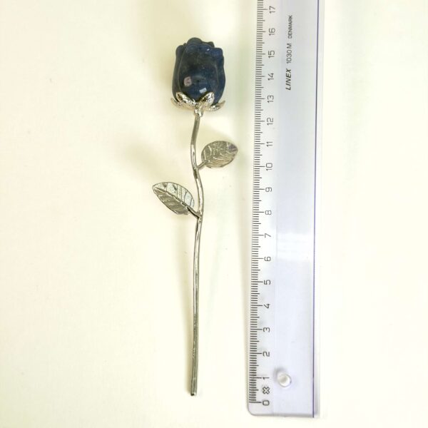 Blå aventurin rose skaber ro i sindet, styrker overblik og mental klarhed samt støtter dig i at træffe beslutninger med balance, indsigt og indre stabilitet.