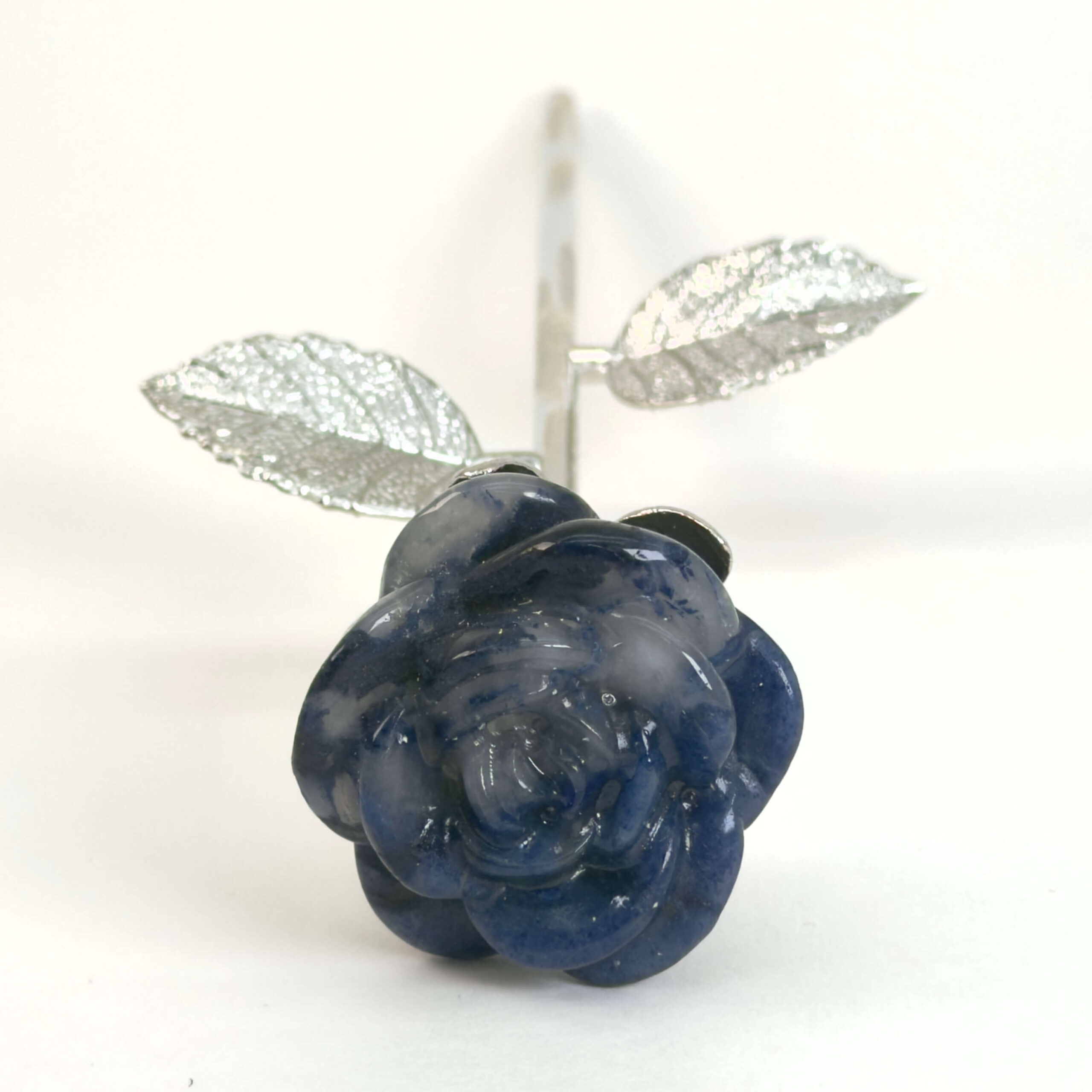 Blå aventurin rose skaber ro i sindet, styrker overblik og mental klarhed samt støtter dig i at træffe beslutninger med balance, indsigt og indre stabilitet.