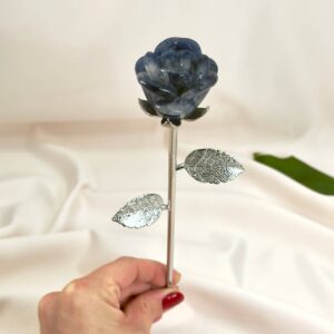 Blå aventurin rose skaber ro i sindet, styrker overblik og mental klarhed samt støtter dig i at træffe beslutninger med balance, indsigt og indre stabilitet.