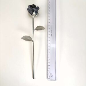 Blå aventurin rose skaber ro i sindet, styrker overblik og mental klarhed samt støtter dig i at træffe beslutninger med balance, indsigt og indre stabilitet.