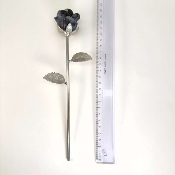 Blå aventurin rose skaber ro i sindet, styrker overblik og mental klarhed samt støtter dig i at træffe beslutninger med balance, indsigt og indre stabilitet.