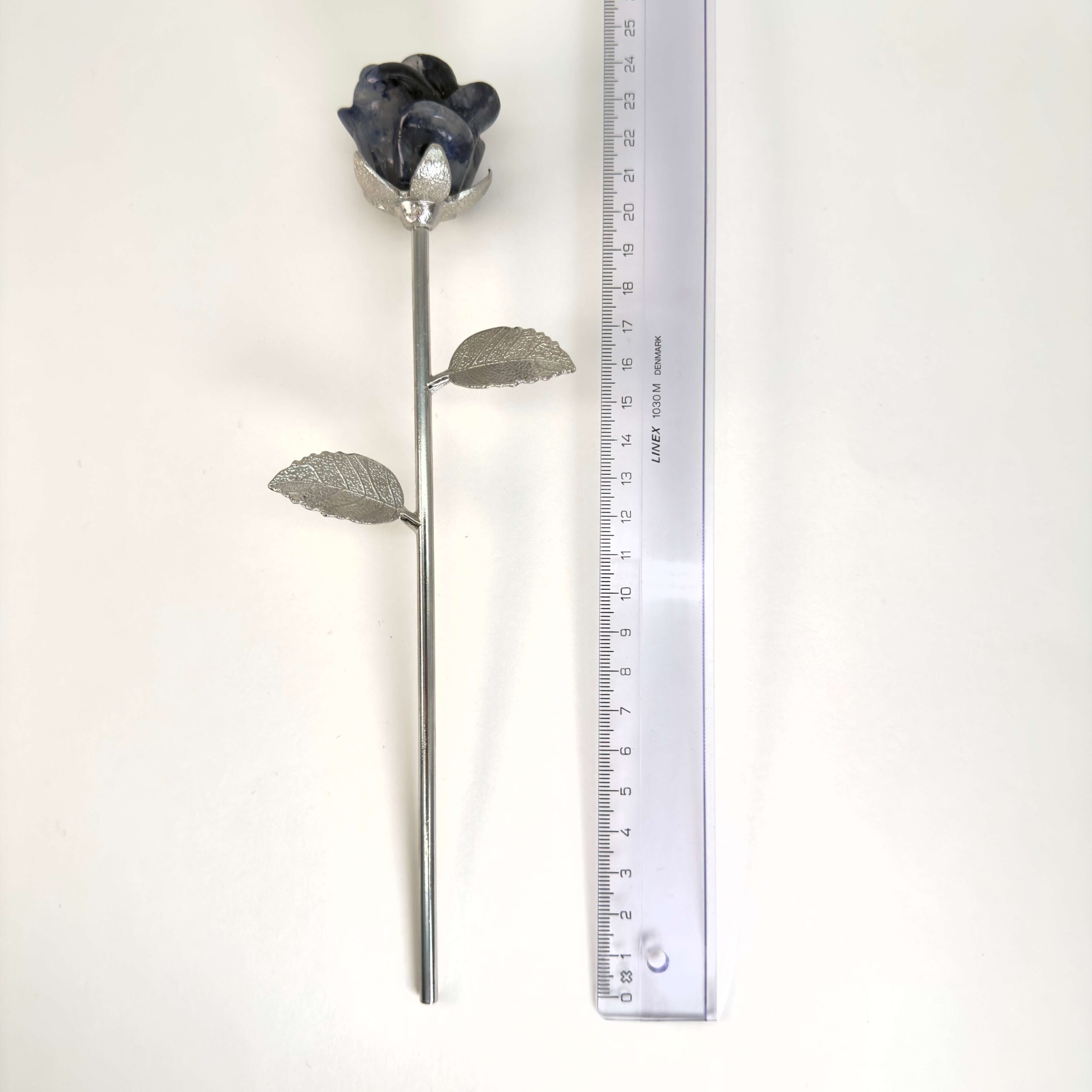 Blå aventurin rose skaber ro i sindet, styrker overblik og mental klarhed samt støtter dig i at træffe beslutninger med balance, indsigt og indre stabilitet.