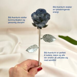 Blå aventurin rose skaber ro i sindet, styrker overblik og mental klarhed samt støtter dig i at træffe beslutninger med balance, indsigt og indre stabilitet.
