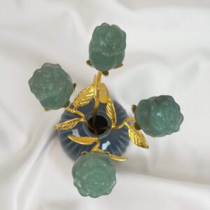 Grøn aventurin rose bringer held, optimisme og nye muligheder, styrker selvtillid og arbejder blidt med hjerteenergi, så du kan tiltrække glæde og positiv udvikling.