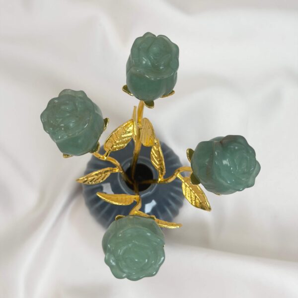 Grøn aventurin rose bringer held, optimisme og nye muligheder, styrker selvtillid og arbejder blidt med hjerteenergi, så du kan tiltrække glæde og positiv udvikling.