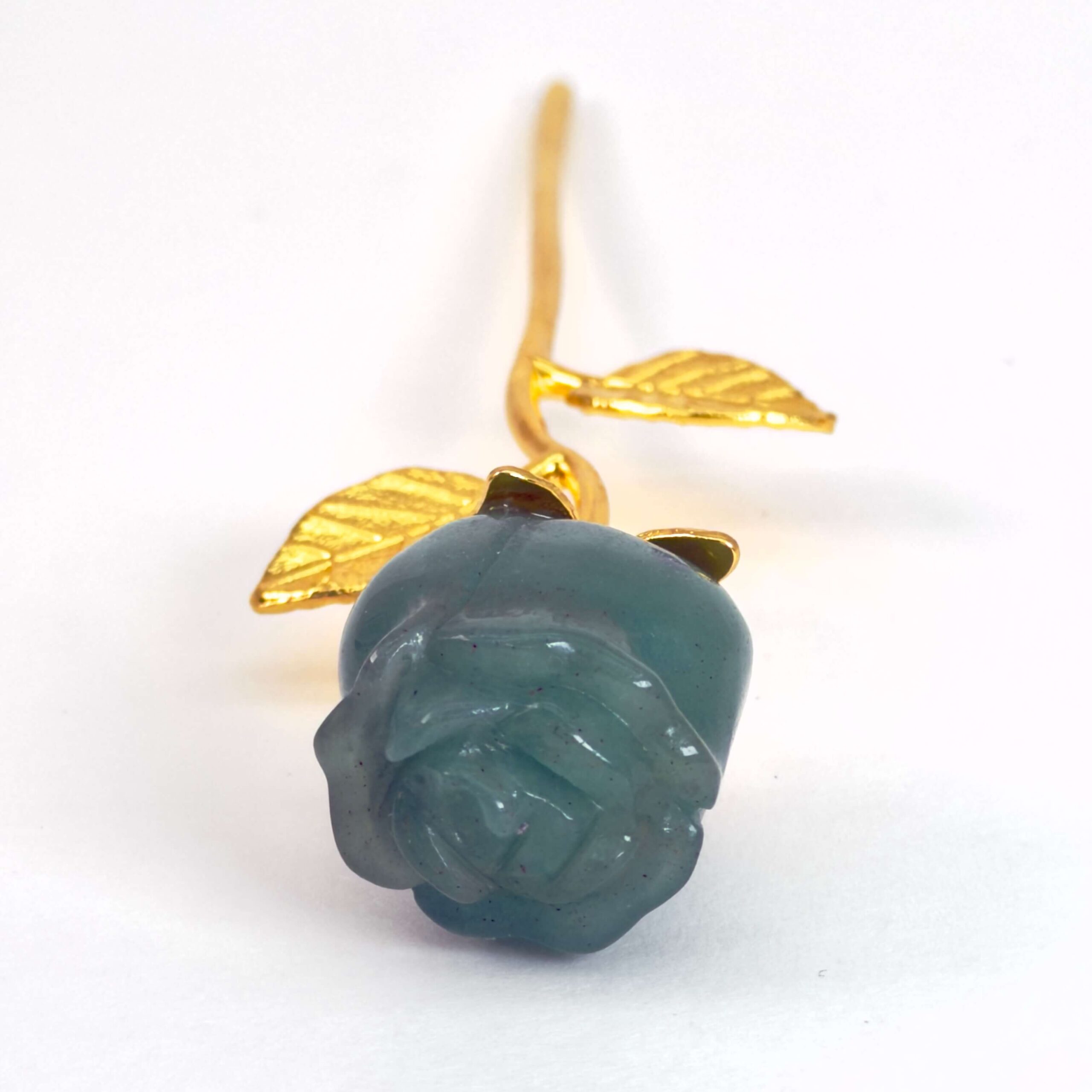 Grøn aventurin rose bringer held, optimisme og nye muligheder, styrker selvtillid og arbejder blidt med hjerteenergi, så du kan tiltrække glæde og positiv udvikling.