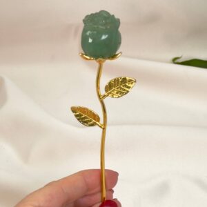 Grøn aventurin rose bringer held, optimisme og nye muligheder, styrker selvtillid og arbejder blidt med hjerteenergi, så du kan tiltrække glæde og positiv udvikling.