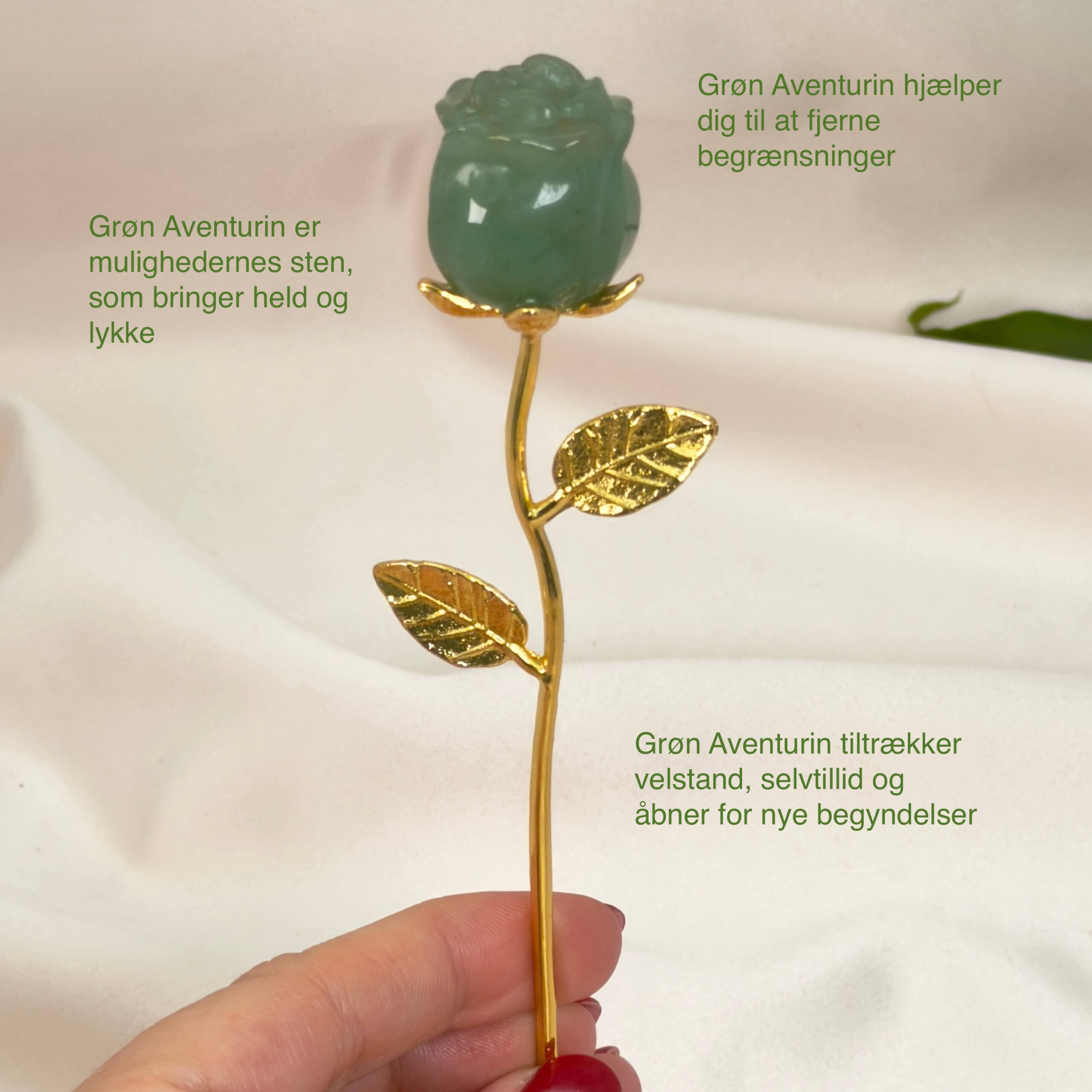 Grøn aventurin rose bringer held, optimisme og nye muligheder, styrker selvtillid og arbejder blidt med hjerteenergi, så du kan tiltrække glæde og positiv udvikling.