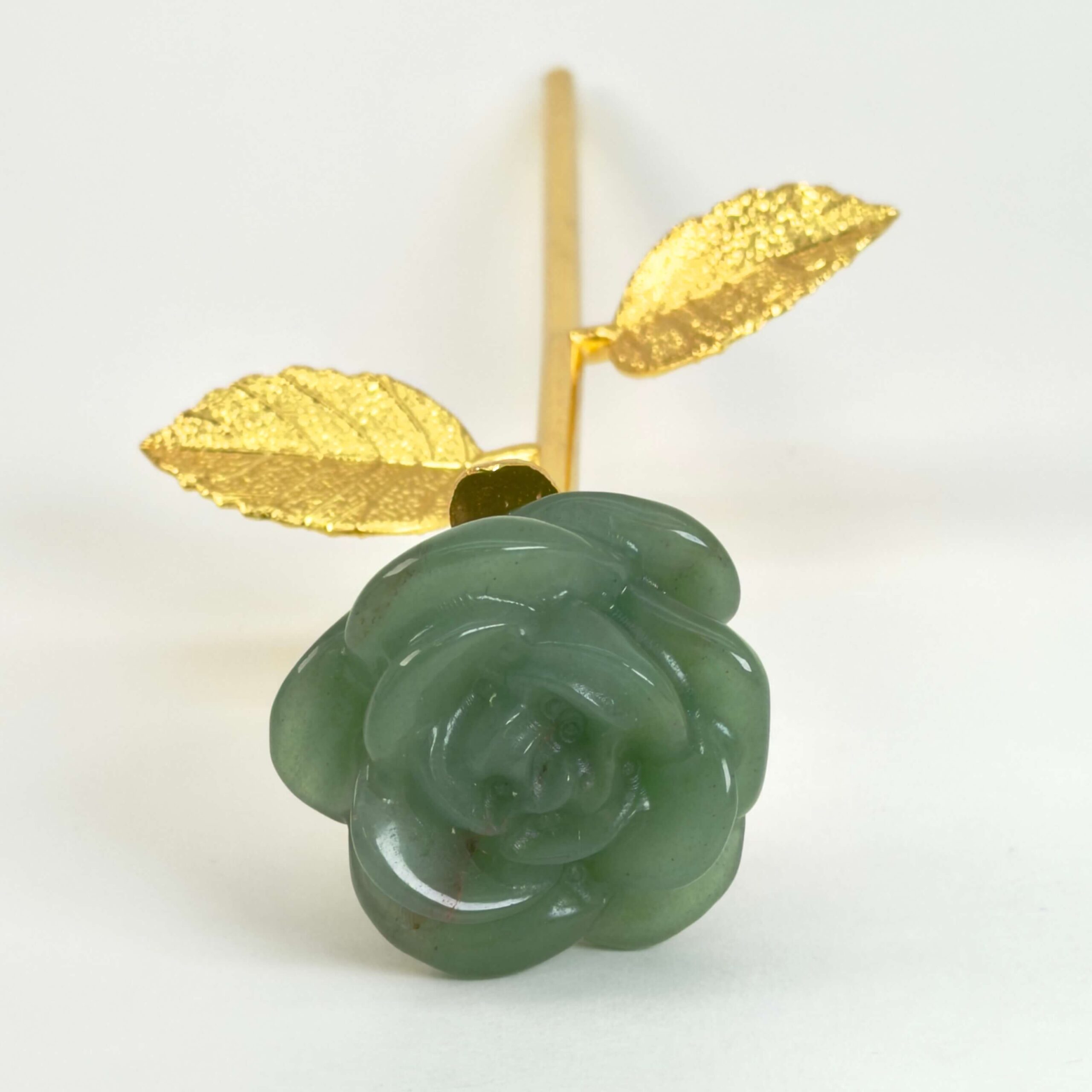 Grøn aventurin rose bringer held, optimisme og nye muligheder, styrker selvtillid og arbejder blidt med hjerteenergi, så du kan tiltrække glæde og positiv udvikling.