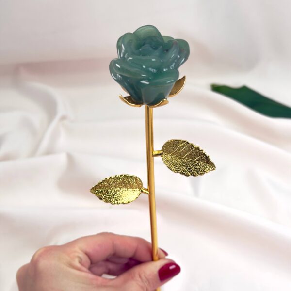 Grøn aventurin rose bringer held, optimisme og nye muligheder, styrker selvtillid og arbejder blidt med hjerteenergi, så du kan tiltrække glæde og positiv udvikling.