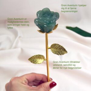 Grøn aventurin rose bringer held, optimisme og nye muligheder, styrker selvtillid og arbejder blidt med hjerteenergi, så du kan tiltrække glæde og positiv udvikling.