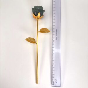 Grøn aventurin rose bringer held, optimisme og nye muligheder, styrker selvtillid og arbejder blidt med hjerteenergi, så du kan tiltrække glæde og positiv udvikling.