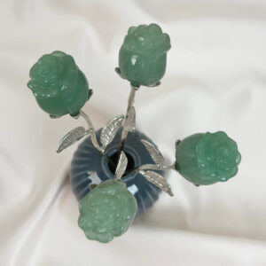 Grøn aventurin rose bringer held, optimisme og nye muligheder, styrker selvtillid og arbejder blidt med hjerteenergi, så du kan tiltrække glæde og positiv udvikling.