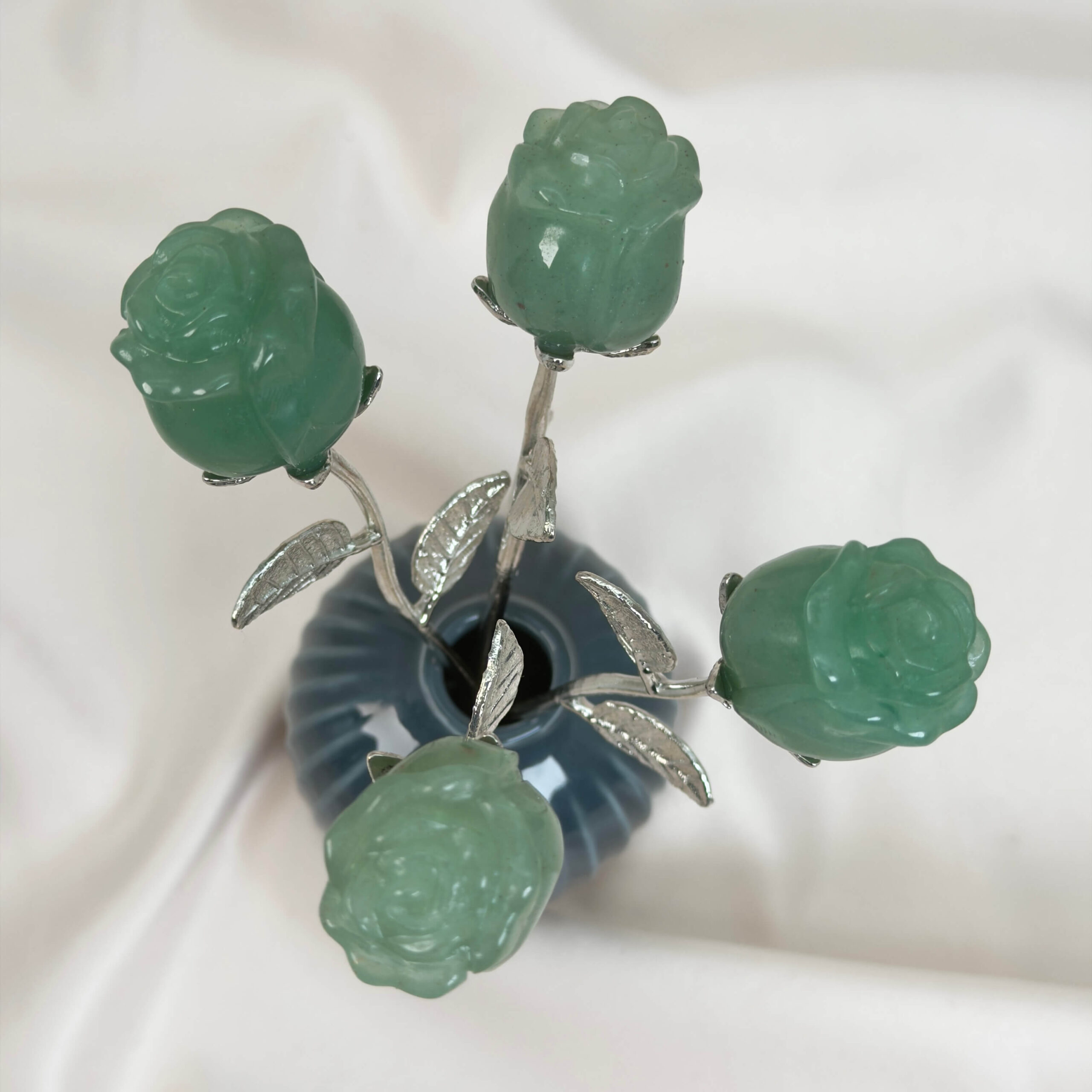 Grøn aventurin rose bringer held, optimisme og nye muligheder, styrker selvtillid og arbejder blidt med hjerteenergi, så du kan tiltrække glæde og positiv udvikling.