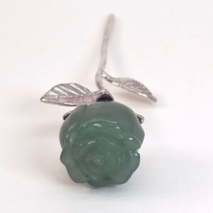 Grøn aventurin rose bringer held, optimisme og nye muligheder, styrker selvtillid og arbejder blidt med hjerteenergi, så du kan tiltrække glæde og positiv udvikling.