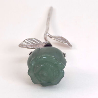 Grøn aventurin rose bringer held, optimisme og nye muligheder, styrker selvtillid og arbejder blidt med hjerteenergi, så du kan tiltrække glæde og positiv udvikling.