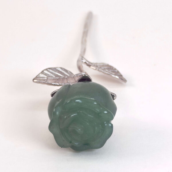 Grøn aventurin rose bringer held, optimisme og nye muligheder, styrker selvtillid og arbejder blidt med hjerteenergi, så du kan tiltrække glæde og positiv udvikling.