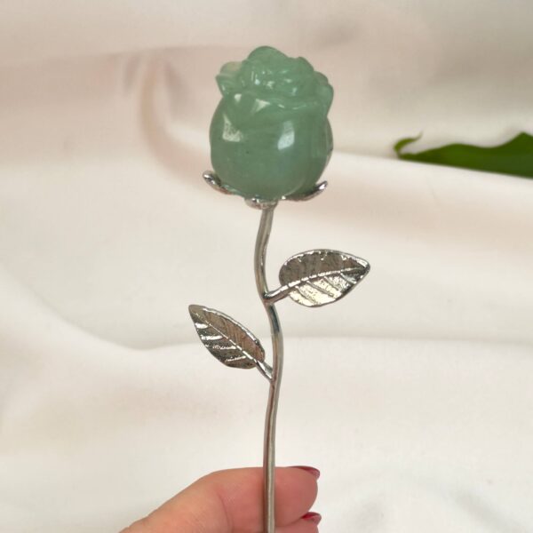 Grøn aventurin rose bringer held, optimisme og nye muligheder, styrker selvtillid og arbejder blidt med hjerteenergi, så du kan tiltrække glæde og positiv udvikling.