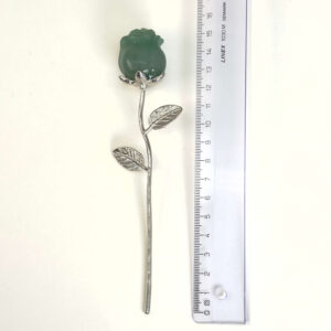 Grøn aventurin rose bringer held, optimisme og nye muligheder, styrker selvtillid og arbejder blidt med hjerteenergi, så du kan tiltrække glæde og positiv udvikling.